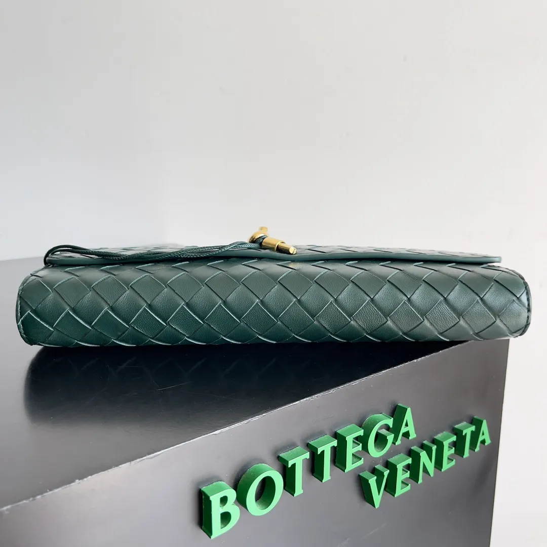 The batch of 1360 BV Andiamo evening handbags has been heavily planted again~ The designer aesthetics in the era of economic downturn are back. I fall in love with it at first sight and can't put it down. It's so beautiful and full of aura. The shape and texture are very competitive. It's light in weight and has sufficient capacity. It's a must-have for fashionistas. It's suitable for many occasions, minimalist, high-end and light luxury. Model No.: 741511 Size: 31*13*3cm